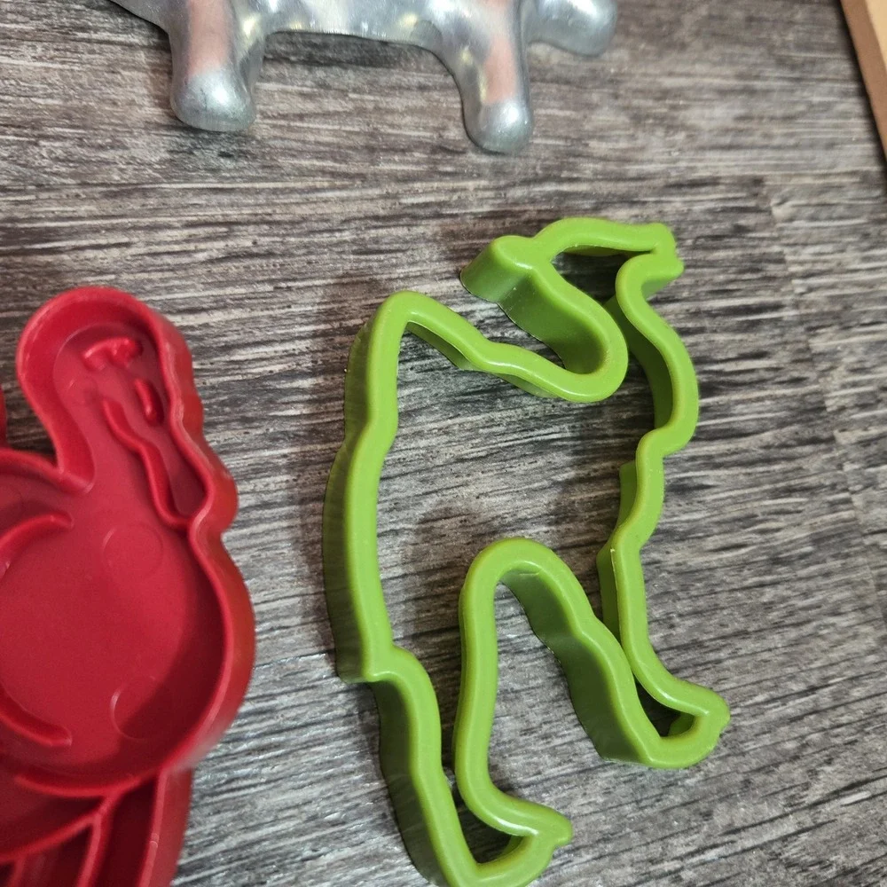 Lot Of 10 Vintage Cookie‎ Cutters Red Tupperware Stainless Steel Foot Buffalo